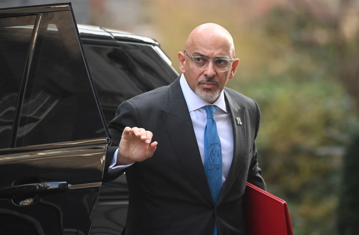 Dotychczasowy minister edukacji Nadhim Zahawi został ministrem finansów, a pełniący tytularną funkcję kanclerza księstwa Lancaster Steve Barclay będzie nowym ministrem zdrowia - ogłosiło we wtorek wieczorem biuro brytyjskiego premiera Borisa Johnsona.

