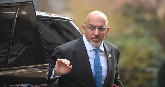 Dotychczasowy minister edukacji Nadhim Zahawi został ministrem finansów, a pełniący tytularną funkcję kanclerza księstwa Lancaster Steve Barclay będzie nowym ministrem zdrowia - ogłosiło we wtorek wieczorem biuro brytyjskiego premiera Borisa Johnsona.
