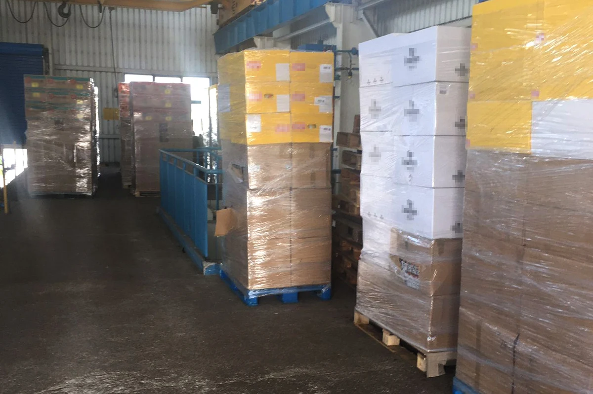 Funkcjonariusze lubuskiej Służby Celno-Skarbowej zatrzymali w okolicach dawnego przejścia granicznego w Świecku samochód ciężarowy, który wiózł do Wielkiej Brytanii chipsy, wodę mineralną i soki. 