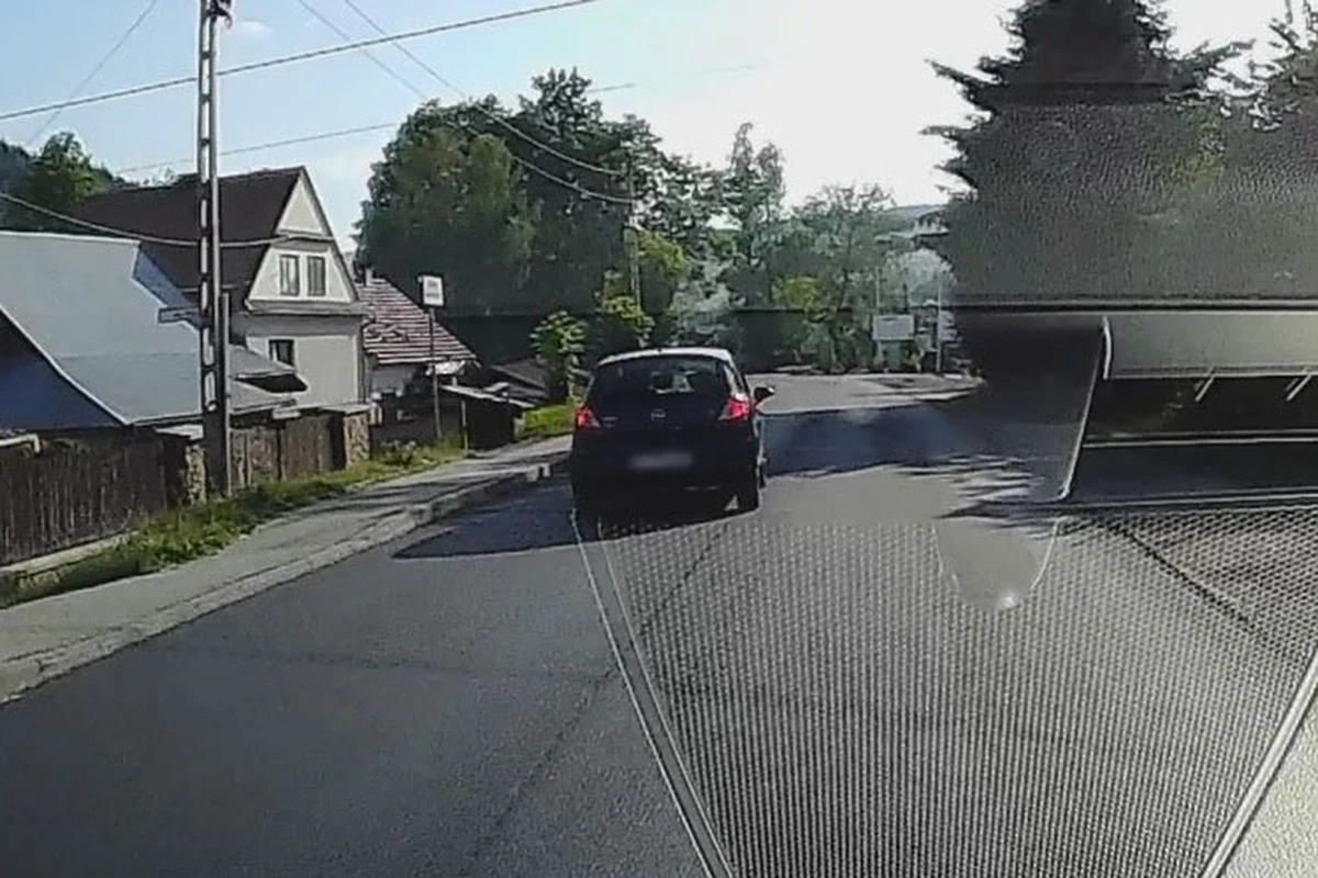 Dzięki czujności jednego z kierowców policjanci z Myślenic zatrzymali 34-letniego Ukraińca, który mając ponad 3 promile alkoholu w organizmie wiózł 7-letniego syna.

