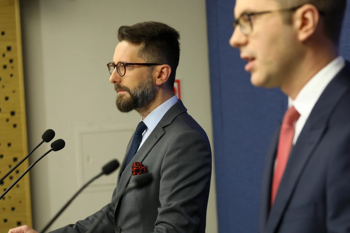 To jest niestety konsekwentny ciąg konfabulacji w wykonaniu Donalda Tuska - powiedział rzecznik PiS Radosław Fogiel, pytany o wypowiedź szefa PO, który stwierdził, że jak PiS będzie dalej rządzić, pod koniec roku chleb może kosztować 30 zł.