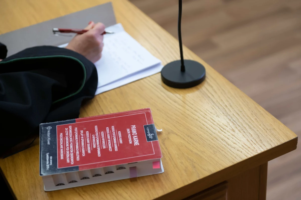 Sąd Okręgowy w Poznaniu wyłączył jawność rozpoczętego w środę procesu dotyczącego kilkukrotnego zgwałcenia i zabójstwa 46-letniej kobiety w Środzie Wielkopolskiej. Oskarżonemu w tej sprawie Tomaszowi B. grozi dożywocie.