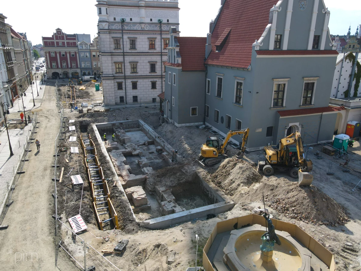 Trwa przebudowa Starego Rynku w Poznaniu. Równocześnie toczą się prace archeologiczne. Badane są m.in. ślady po budynku Nowego Ratusza, który został rozebrany po wojnie. Już udało się znaleźć: monety, narzędzia, ozdoby, fragmenty butów.