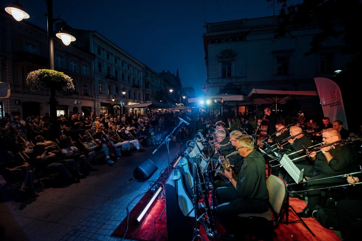 Pełną parą startują letnie koncerty, festiwale i eventy Łódzkiego Centrum Wydarzeń. Na ul. Piotrkowską w Łodzi wracają: cykl Piotrkowska Kameralnie oraz Stand-up Piotrkowska. Do wyboru są również kolejne tytuły filmowe w ramach kultowego festiwalu kina plenerowego Polówka.