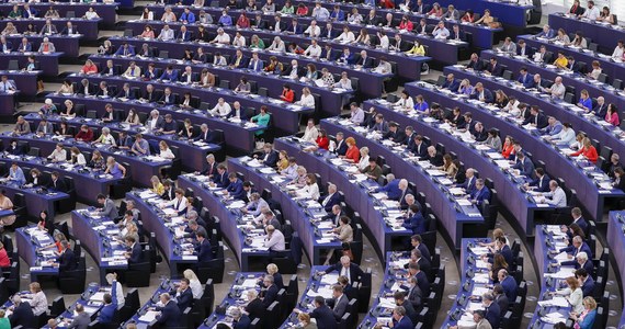 Parlament Europejski zagłosował za przyjęciem przepisów, które dopuszczają unijne finansowanie nowych inwestycji w gaz oraz energetykę nuklearną. Ta kwestia ostatnio bardzo mocno podzieliła unijnych polityków i wynik głosowania nie był pewny do ostatniej chwili.