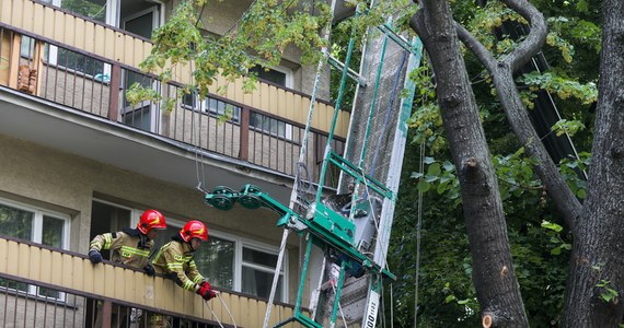 Do szpitala trafili dwaj mężczyźni, którzy spadli z platformy remontowej zamontowanej na bloku przy Alei Solidarności w Warszawie. Pracowali oni przy remoncie elewacji, kiedy platforma się zerwała. Do wypadku doszło na wysokości czwartego piętra. 