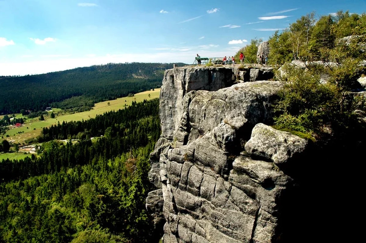 Park Narodowy Gór Stołowych zaprasza na bezpłatne spacery edukacyjne "Pod Szczelińcem". Pierwszy już w najbliższy piątek. To okazja, by przez niecałe dwie godziny dowiedzieć się czegoś o przyrodzie, poznać historię związaną z górami i powędrować łąkami pasterskimi.