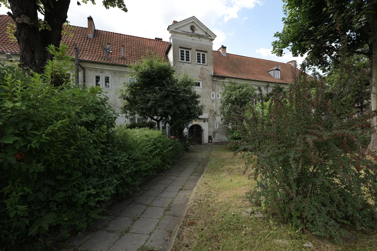 Zespół Sierocińca - najstarszy gdański budynek, zostanie wyremontowany. To pierwszy z etapów zadania, jakim jest konserwacja i rekonstrukcja tego zabytku oraz jego adaptacja do nowych funkcji i kultury i turystyki. Koszt prac wyniesie około 12 mln zł.