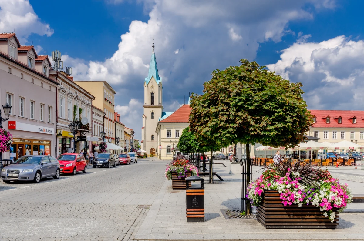 ​Dziewięć oświęcimskich zabytków zyskało dodatkowe szklane tabliczki informujące o ich historii. Tekst jest w języku polskim i angielskim. Jest też kod qr prowadzący do strony z opisem trasy turystycznej - podał w środę Marek Tarnowski z magistratu w Oświęcimiu.