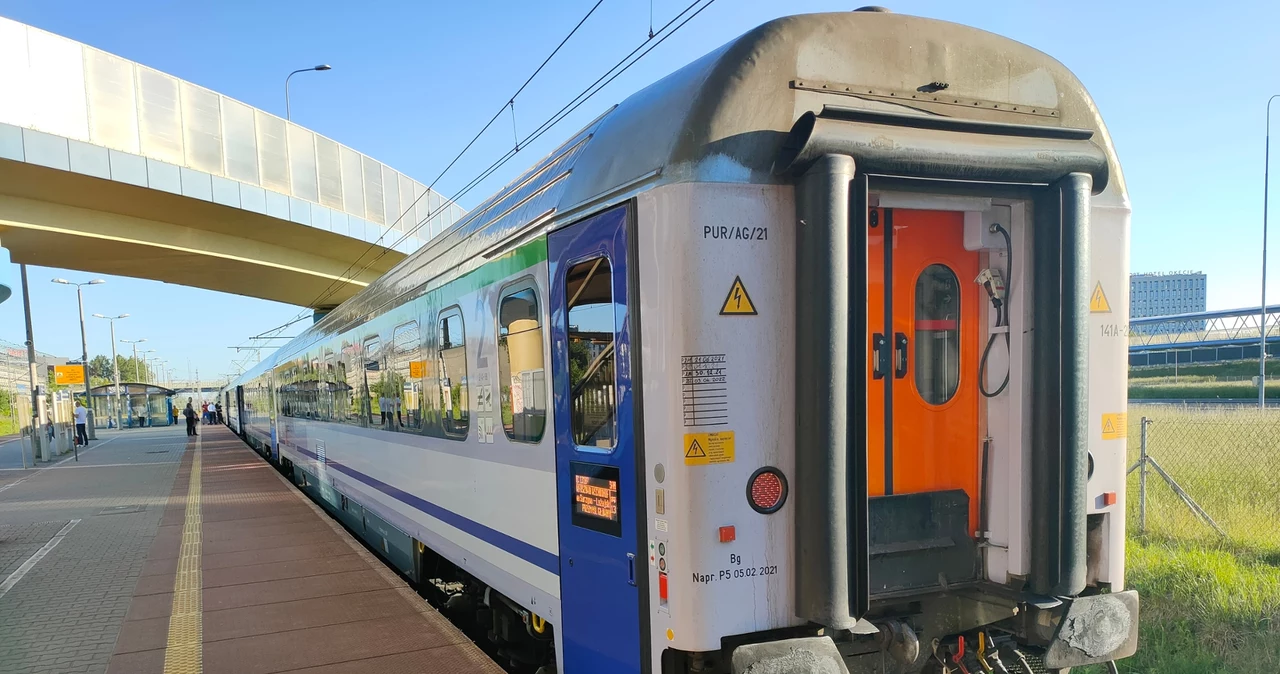 Pociąg PKP IC na stacji Warszawa Służewiec