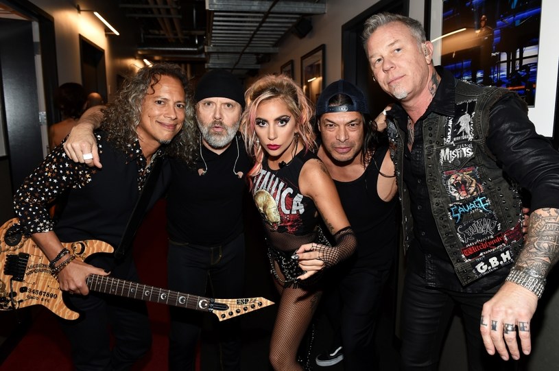 Dzięki "Stranger Things" prawdziwe odrodzenie przeżywa obecnie wykorzystany w tej produkcji hit Kate Bush "Running Up That Hill", który znów króluje na listach przebojów. Ale nie jest to jedyny stary utwór, który zyskał grono nowych fanów dzięki serialowi. Furorę robi też kultowy kawałek "Master of Puppets" zespołu Metallica, który pojawia się w kluczowej scenie finałowego odcinka. Muzycy legendarnej grupy zabrali właśnie głos w tej sprawie. Stwierdzili, że to dla nich "niesamowity zaszczyt".