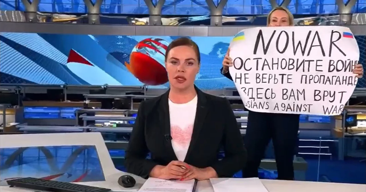 Antywojenny protest dziennikarki na antenie rosyjskiej telewizji