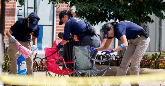 Domniemany sprawca poniedziałkowej masakry podczas świątecznej parady na przedmieściach Chicago "poważnie rozważał" przeprowadzenie drugiego ataku z użyciem broni palnej - poinformował rzecznik prasowy biura szeryfa hrabstwa Lake w stanie Illinois Christopher Covelli.