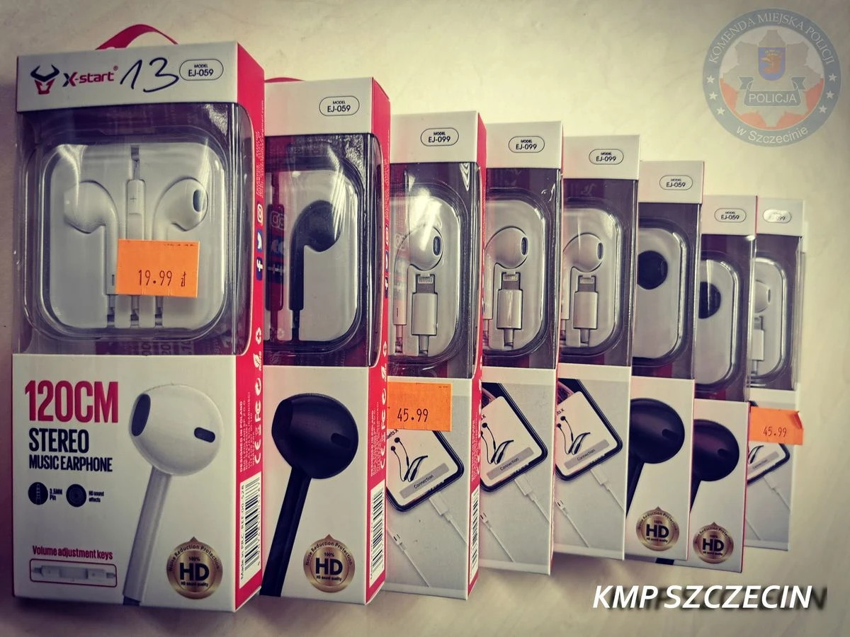 ​Podczas prowadzonych działań funkcjonariusze zabezpieczyli podrobione akcesoria do telefonów komórkowych, kosmetyczki, perfumy oraz breloczki znanych firm. Właścicielowi tych towarów może grozić do 2 lat pozbawienia wolności.