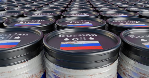 USA i partnerzy omawiają plan ograniczenia cen rosyjskiej ropy do 40-60 dol. za baryłkę - podaje Bloomberg. Według eksperta ośrodka Brookings Institution, Davida Wessela, wprowadzenie takiego limitu pozwoliłoby uniknąć gwałtownego wzrostu cen ropy i globalnej recesji.