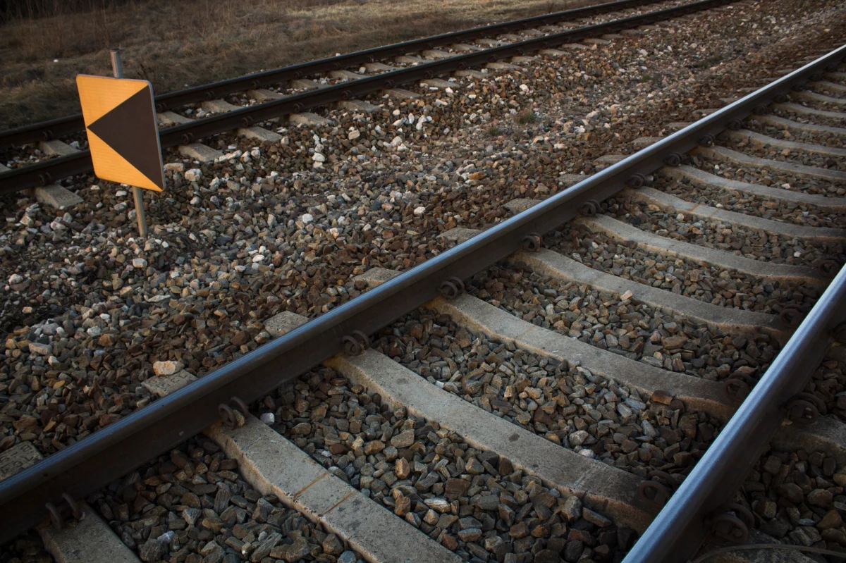 Pociąg osobowy relacji Łódź Widzew - Łowicz Główny uderzył w tył naczepy ciężarówki na przejeździe w Grudzach k. Łowicza (Łódzkie). Nie było osób poszkodowanych. Wstrzymany został ruch pociągów Łódzkiej Kolei Aglomeracyjnej (ŁKA) na trasie Domaniewice – Łowicz.