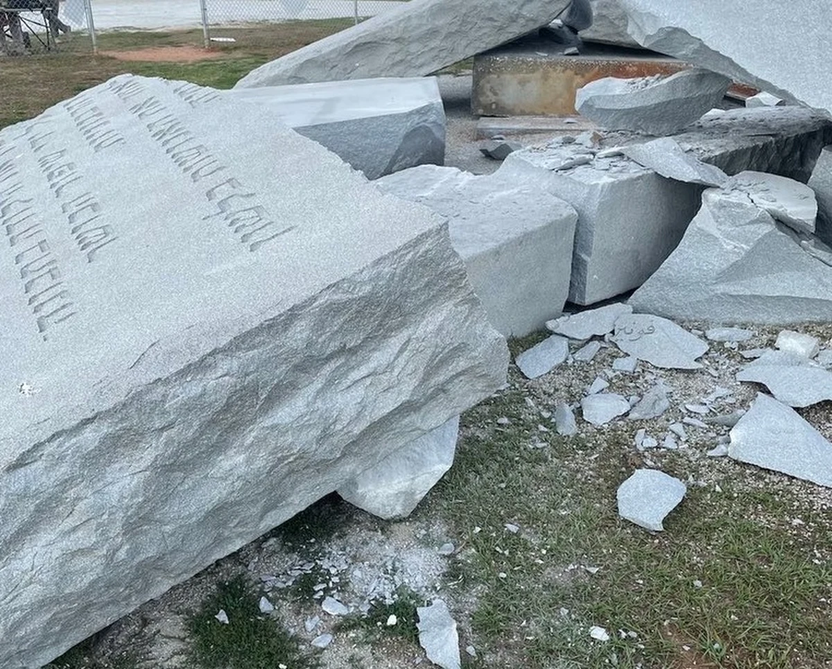 W wyniku eksplozji ładunku wybuchowego zniszczony został granitowy pomnik w pobliżu miasta Elberton w stanie Georgia, nazywany "amerykańskim Stonehenge". Nikt nie został poszkodowany. Biuro Śledcze stanu Georgia opublikowało nagrania z monitoringu, pokazujące moment eksplozji i samochód, który odjechał z okolic pomnika tuż po niej. 