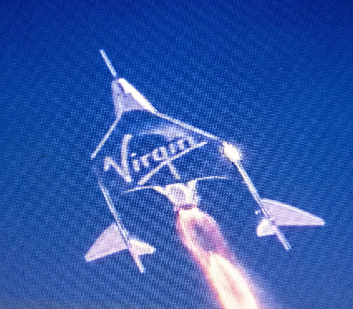 Virgin Galactic podpisał umowę z spółką Aurora Flight Sciences, która należy do koncernu Boeing, amerykańskiego giganta branży lotniczej, na budowę nowego dwukadłubowego samolotu nośnego. Maszyna będzie transportowała statek kosmiczny następnej generacji - poinformowała w  agencja Reutera, cytując oświadczenie obu firm.