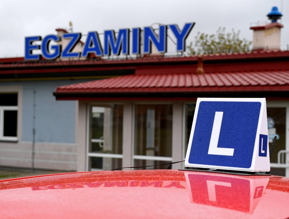 W czwartek, w co najmniej 18 Wojewódzkich Ośrodkach Ruchu Drogowego, egzaminy na prawo jazdy są niemożliwe. To efekt trwającego od początku tygodnia protestu egzaminatorów, do którego codziennie dołączają kolejne placówki. 