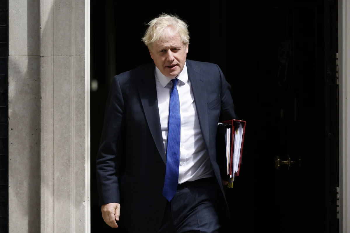 Jeszcze dziś brytyjski premier Boris Johnson ma wygłosić oświadczenie do narodu - podało jego biuro przy Downing Street. BBC twierdzi, że Johnson zrezygnuje z funkcji lidera Partii Konserwatywnej, a pozostanie premierem do jesieni. Według najnowszych informacji, rozmawiał już o swoich planach z królową Elżbietą II.