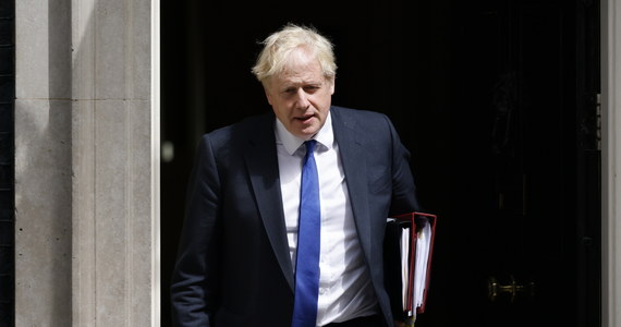 Jeszcze dziś brytyjski premier Boris Johnson ma wygłosić oświadczenie do narodu - podało jego biuro przy Downing Street. BBC twierdzi, że Johnson zrezygnuje z funkcji lidera Partii Konserwatywnej, a pozostanie premierem do jesieni. Według najnowszych informacji, rozmawiał już o swoich planach z królową Elżbietą II.