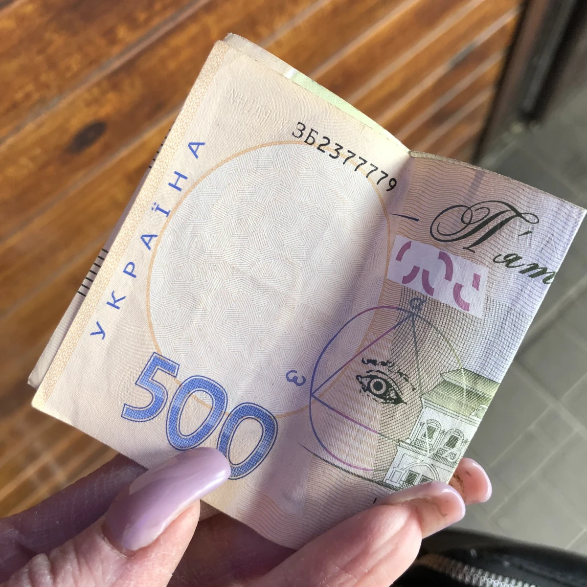 45-latek w jednym z kantorów w Piotrkowie Trybunalskim próbował wymienić fałszywe hrywny. Twierdził,  że znalazł je w śmietniku.

