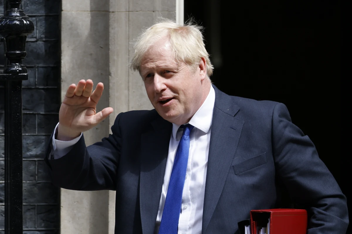 Boris Johnson rezygnuje ze stanowiska. Nie tylko ten fakt, ale styl tej rezygnacji przejdzie do historii. Wielka Brytania nie ma obecnie funkcjonującego rządu. W Londynie zapanował chaos.