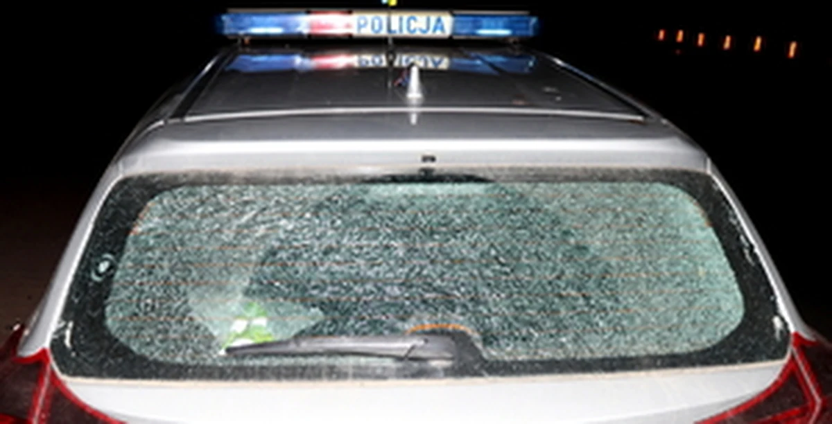 Częstochowscy policjanci zatrzymali związanego ze środowiskiem pseudokibiców 46-latka, który w dzielnicy Raków wystrzelił kilka metalowych kulek w kierunku patrolu. Nikomu nic się nie stało, ale jedna z kul zniszczyła tylną szybę radiowozu.

