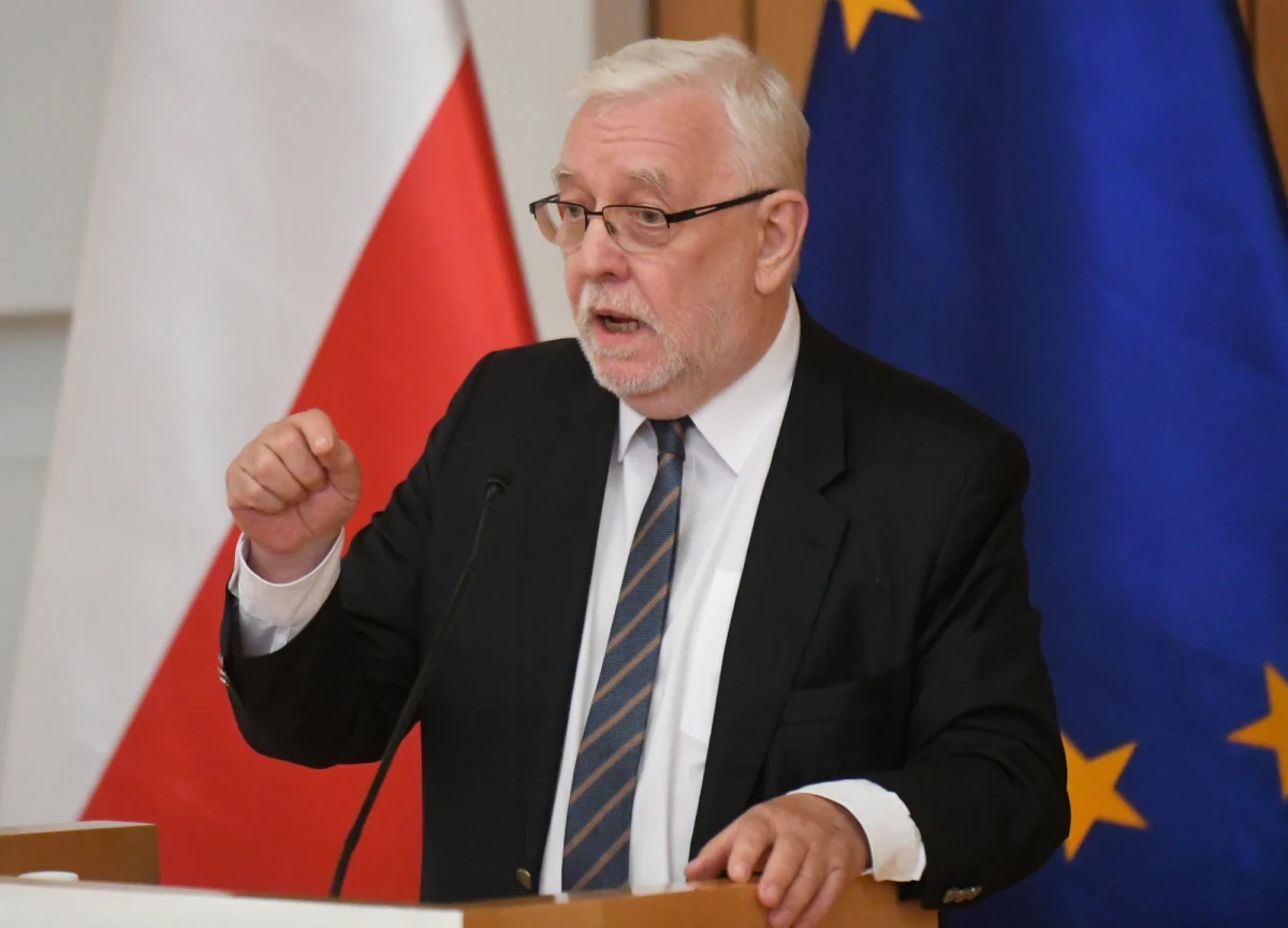 "Wygląda na to, że to była stała praktyka. Uczestnicy tej praktyki po stronie rządowej uznawali ją za coś normalnego" – tak kolejną odsłonę afery mailowej komentował w Rozmowie w południe w RMF FM Jerzy Stępień, były prezes Trybunału Konstytucyjnego. Według doniesień, Michał Dworczyk miał informować Mateusza Morawieckiego o efektach jego rozmowy z prezes TK Julią Przyłębską. 