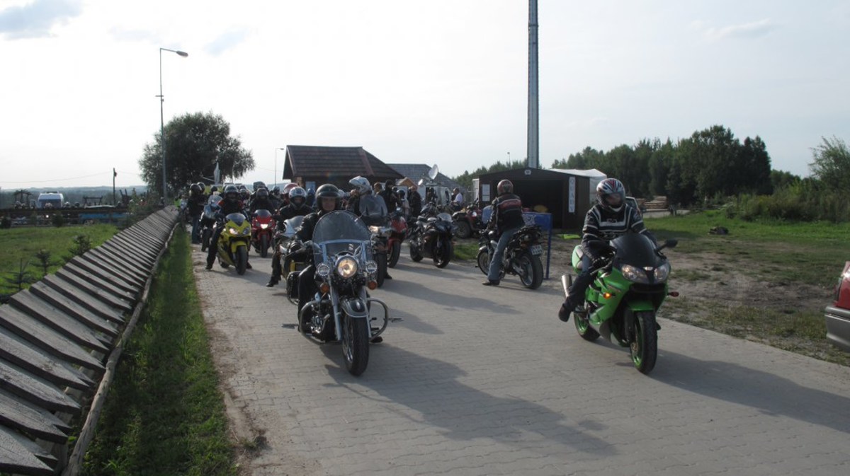 Motocykl jest mniej bezpieczny niż samochód - przypomina dolnośląska policja. I zapowiada na piątek akcję "Motocyklista". Mundurowi podkreślają, że w lato do zdarzeń drogowych z udziałem jednośladów dochodzi częściej.