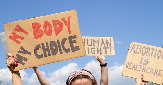 Parlament Europejski chce, by prawo do aborcji zostało wpisane do Karty Praw Podstawowych. Instytucja w głosowaniu "zdecydowanie potępiła regres w zakresie praw kobiet, zdrowia seksualnego i reprodukcyjnego oraz praw w USA i niektórych państwach członkowskich UE".