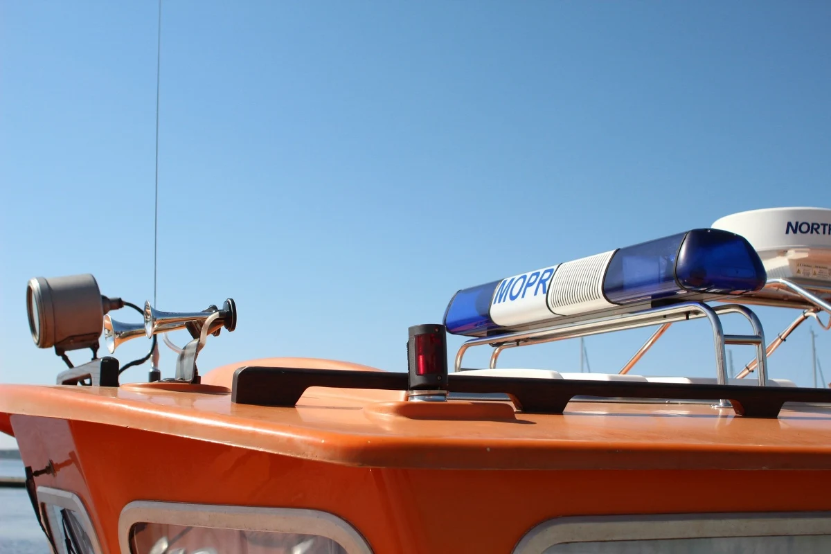 Po wczorajszym zderzeniu dwóch motorówek na jeziorze Tałty koło Mikołajek policjanci apelują, aby na wodach też stosować się do zasady ograniczonego zaufania i dokładnie obserwować innych. Wczoraj na szczęście skończyło się na niegroźnym urazie nogi u jednej z osób. Na szlaku Wielkich Jezior Mazurskich z roku na rok przybywa jednostek pływających, więc do takich zdarzeń może dochodzić częściej.