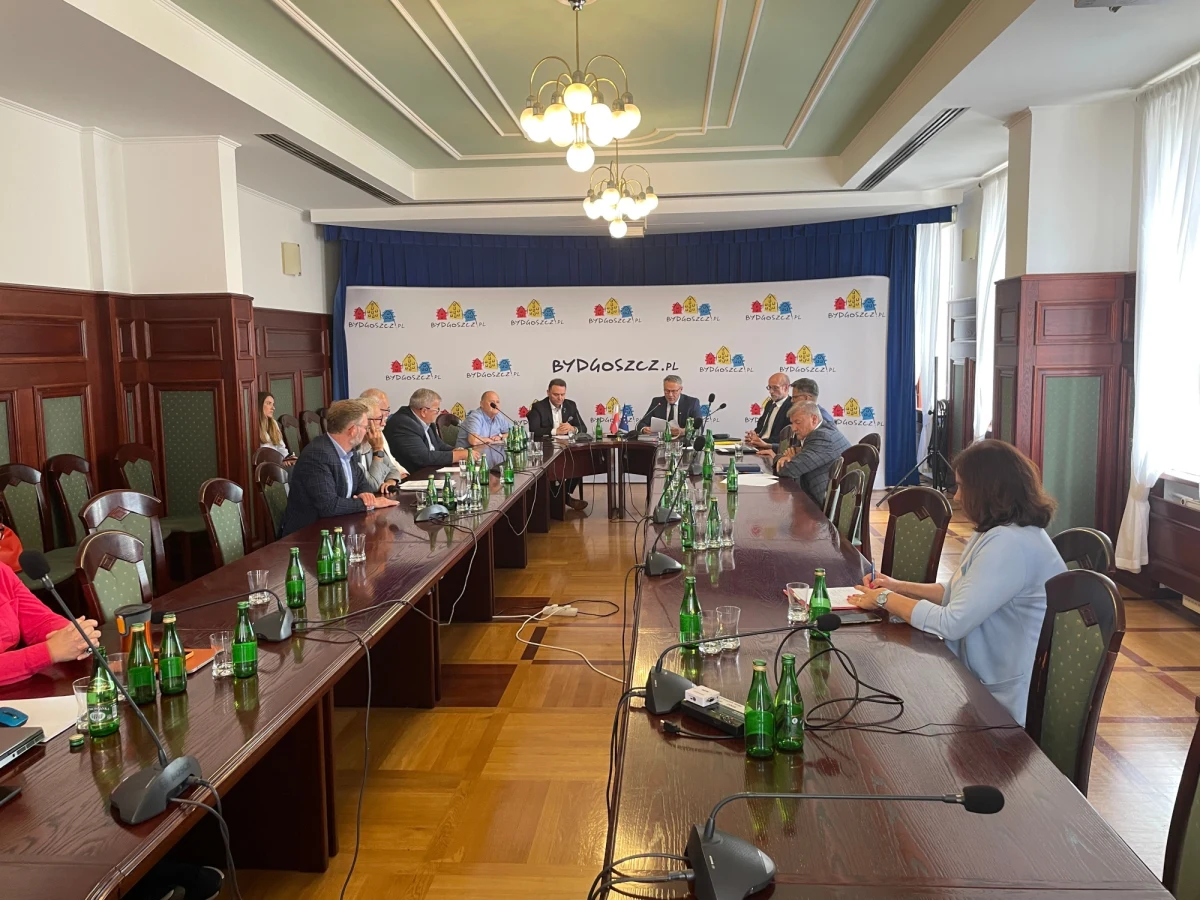 Jest porozumienie w sprawie strajku pracowników Miejskich Zakładów Komunikacyjnych w Bydgoszczy. To efekt nadzwyczajnego spotkania, do którego doszło dziś w tej sprawie w bydgoskim magistracie. Tamtejsza komunikacja nie funkcjonowała przez 14 dni. Pracownicy postulowali o tysiąc złotych podwyżki i poprawę warunków pracy.