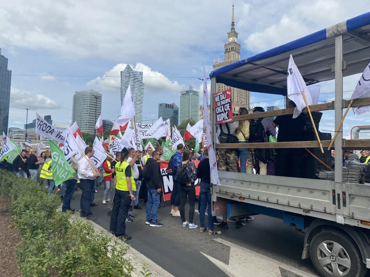 "Nie damy się okradać" - pod takim hasłem protestowali dziś w Warszawie rolnicy z AgroUnii. Uważają oni, że rząd nie dostrzega ich problemów, a tych jest wiele m.in. rosnące ceny paliw, energii i nawozów windują koszty produkcji. "Żywności będzie coraz mniej i będzie coraz droższa" - ostrzegali manifestujący. 