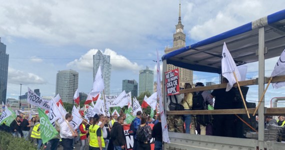 "Nie damy się okradać" - pod takim hasłem protestowali dziś w Warszawie rolnicy z AgroUnii. Uważają oni, że rząd nie dostrzega ich problemów, a tych jest wiele m.in. rosnące ceny paliw, energii i nawozów windują koszty produkcji. "Żywności będzie coraz mniej i będzie coraz droższa" - ostrzegali manifestujący. 