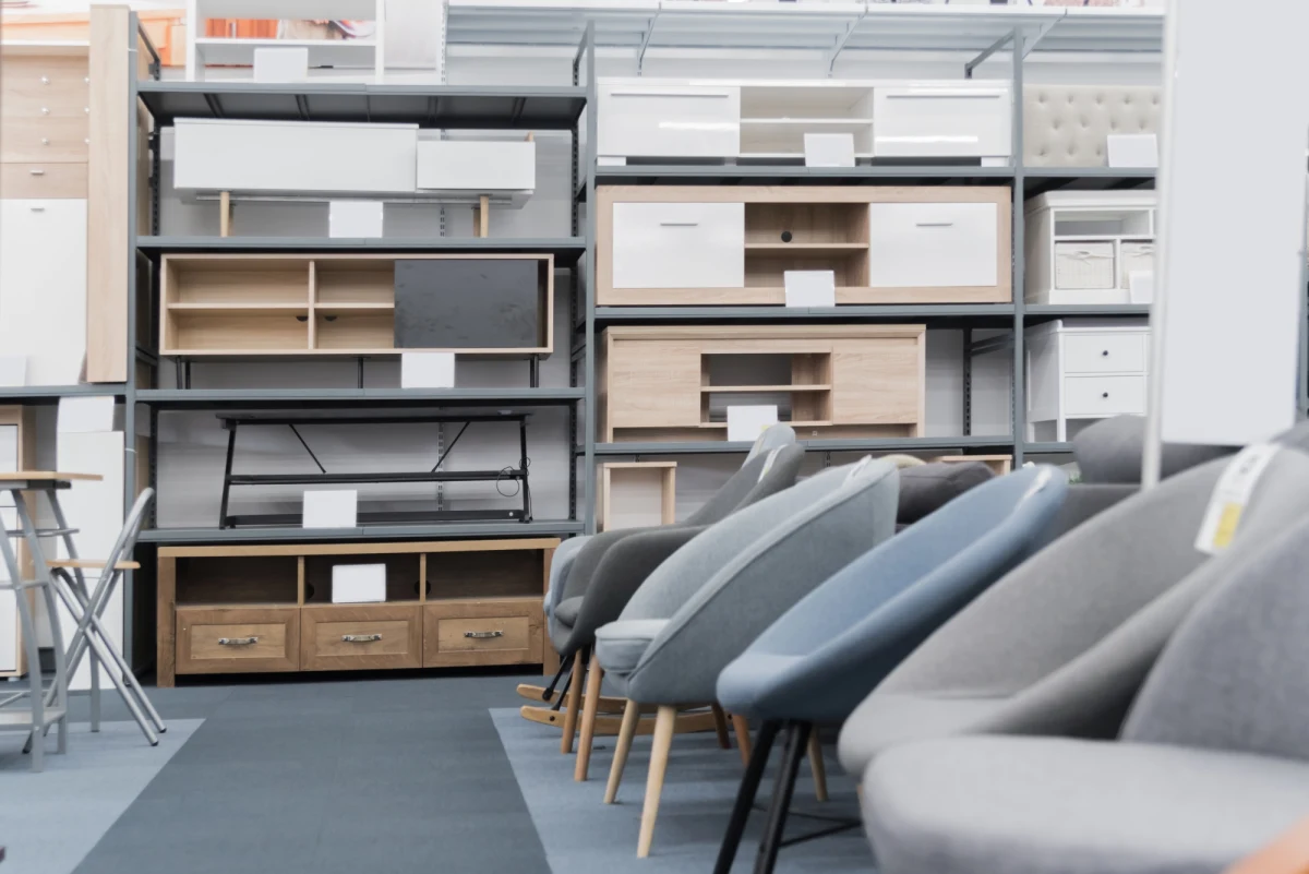 Luki w sankcjach nałożonych na Rosję i Białoruś grożą zapaścią w polskiej branży meblarskiej. „Prosimy premiera o pilne wprowadzenie zakazu importu mebli z tych krajów” - apeluje Ogólnopolska Izba Gospodarcza Producentów Mebli.