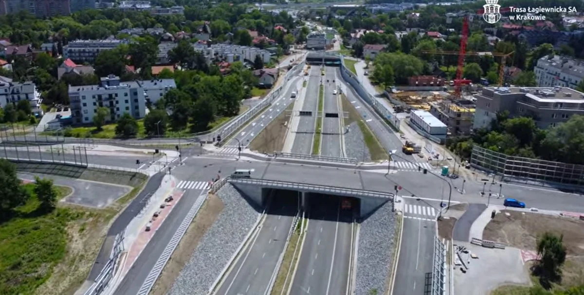 ​Nie w lipcu, ale dopiero w drugiej połowie sierpnia ma zostać oddana do użytku Trasa Łagiewnicka w Krakowie. To jedna z największych miejskich inwestycji i część trzeciej obwodnicy miasta, która połączy południowe dzielnice Krakowa. Trwają tam teraz odbiory techniczne i ostatnie testy.