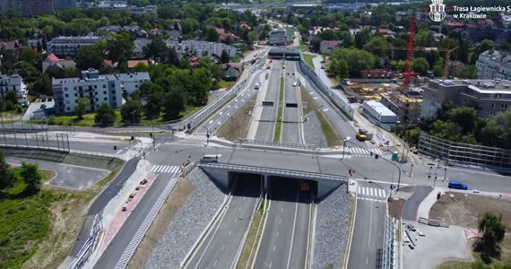 ​Nie w lipcu, ale dopiero w drugiej połowie sierpnia ma zostać oddana do użytku Trasa Łagiewnicka w Krakowie. To jedna z największych miejskich inwestycji i część trzeciej obwodnicy miasta, która połączy południowe dzielnice Krakowa. Trwają tam teraz odbiory techniczne i ostatnie testy.