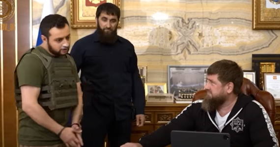 ​Czeczeński przywódca Ramzan Kadyrow opublikował już drugi filmik, w którym występuje razem z blogerem parodiującym prezydenta Ukrainy Wołodymyra Zełenskiego. Ponownie Kadyrow jest przedstawiany jako potężny lider, a Zełenski - jako skapitulowany słabeusz. Pojawiają się także aluzje do brania narkotyków.