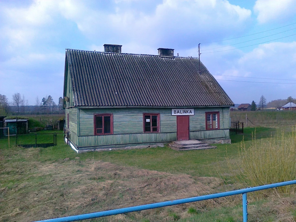 Przystanek Balinka. Zdjęcie wykonano w 2010 roku, lecz widoczny na nim budynek istnieje do dziś. Wśród nielicznych zmian była m.in. wymiana tablicy