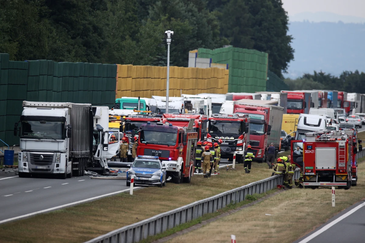 Jedna osoba zginęła w wypadku trzech ciężarówek na autostradzie A4 pomiędzy Katowicami a Krakowem. Do tragicznego zdarzenia doszło w rejonie miejscowości Brzoskwinia. Trasa była zablokowana przez kilka godzin.