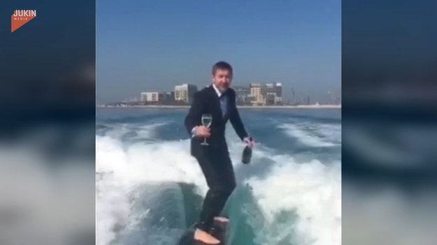 
Ten facet wyglądał zabawnie, gdy surfował na fali w garniturze. Próbował robić kilka sztuczek, ale stracił równowagę i w końcu wpadł do wody.