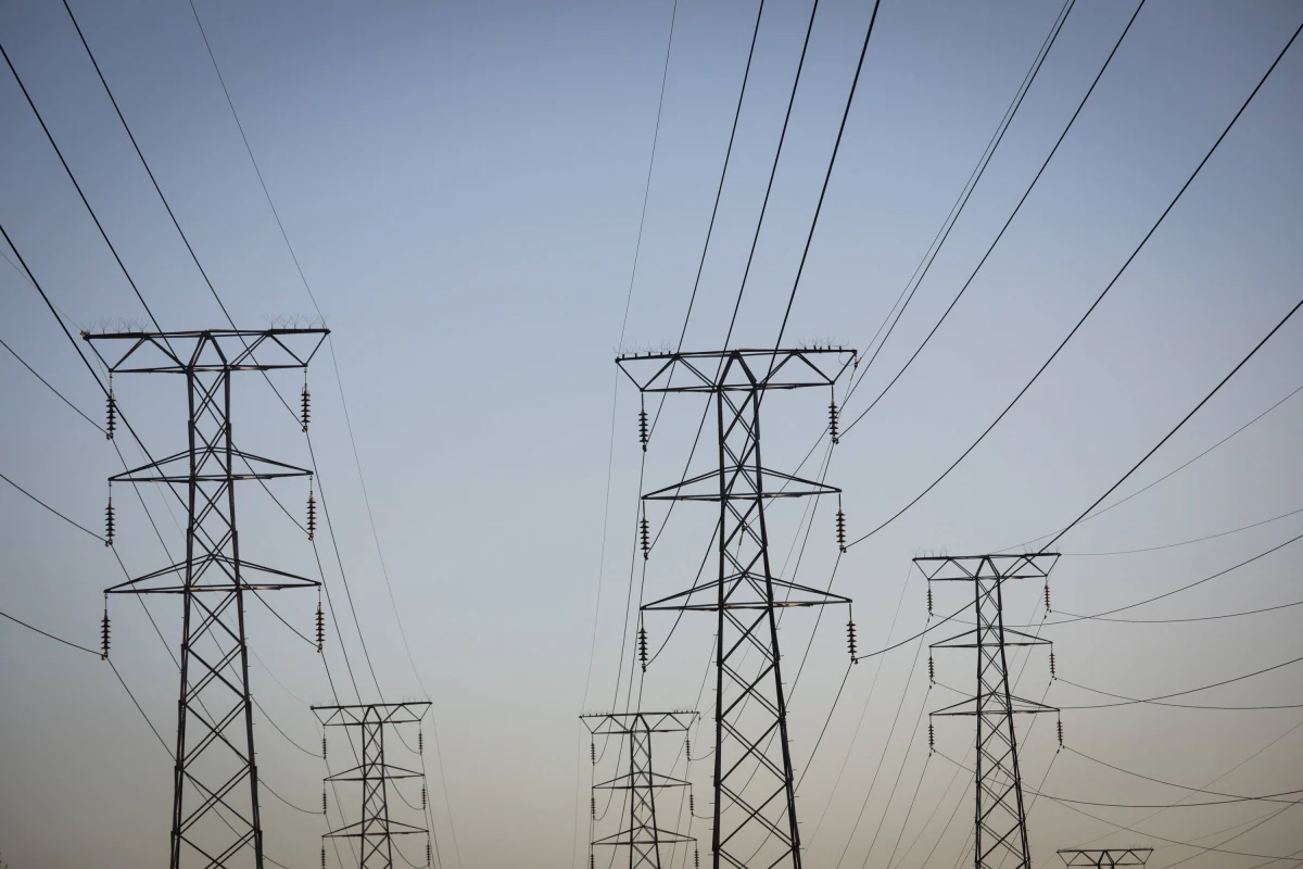 W RPA trwa największy od lat kryzys energetyczny; przerwy w dostawie prądu trwają do sześciu godzin dziennie, brak sygnalizacji świetlnej powoduje korki, cierpi gospodarka, a przede wszystkim małe biznesy - informuje w czwartek BBC.