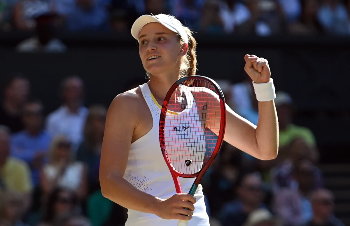 Rozstawiona z numerem 3. Tunezyjka Ons Jabeur oraz reprezentująca Kazachstan Jelena Rybakina (17.) awansowały w czwartek do finału Wimbledonu. Jabeur pokonała Niemkę Tatjanę Marię 6:2, 3:6, 6:1, a Rybakina wygrała z Rumunką Simoną Halep 6:3, 6:3.