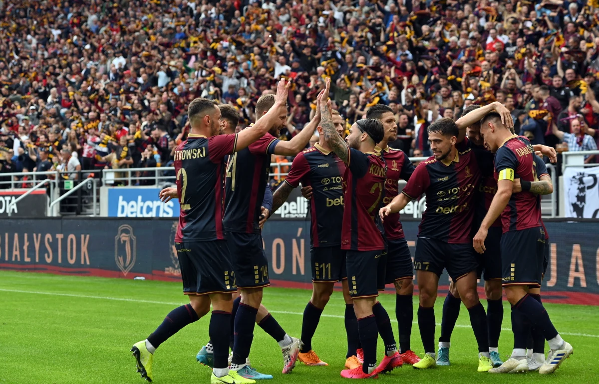 Pogoń Szczecin z przytupem wróciła do europejskich pucharów. W meczu pierwszej rundy eliminacji Ligi Konferencji "Portowcy" pokonali 4-1 islandzki KR Reykjavik. Rewanż za tydzień.