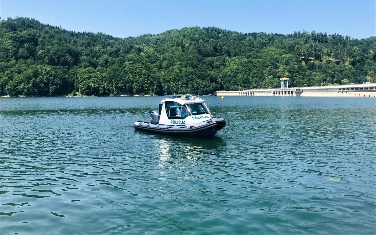 Policjanci z Krakowa i Nowego Sącza od ponad miesiąca pełnią służbę nad Jeziorem Rożnowskim (woj. małopolskie). Mundurowi, jak co roku, dbają o bezpieczeństwo osób, które wypoczywają nad tym akwenem.