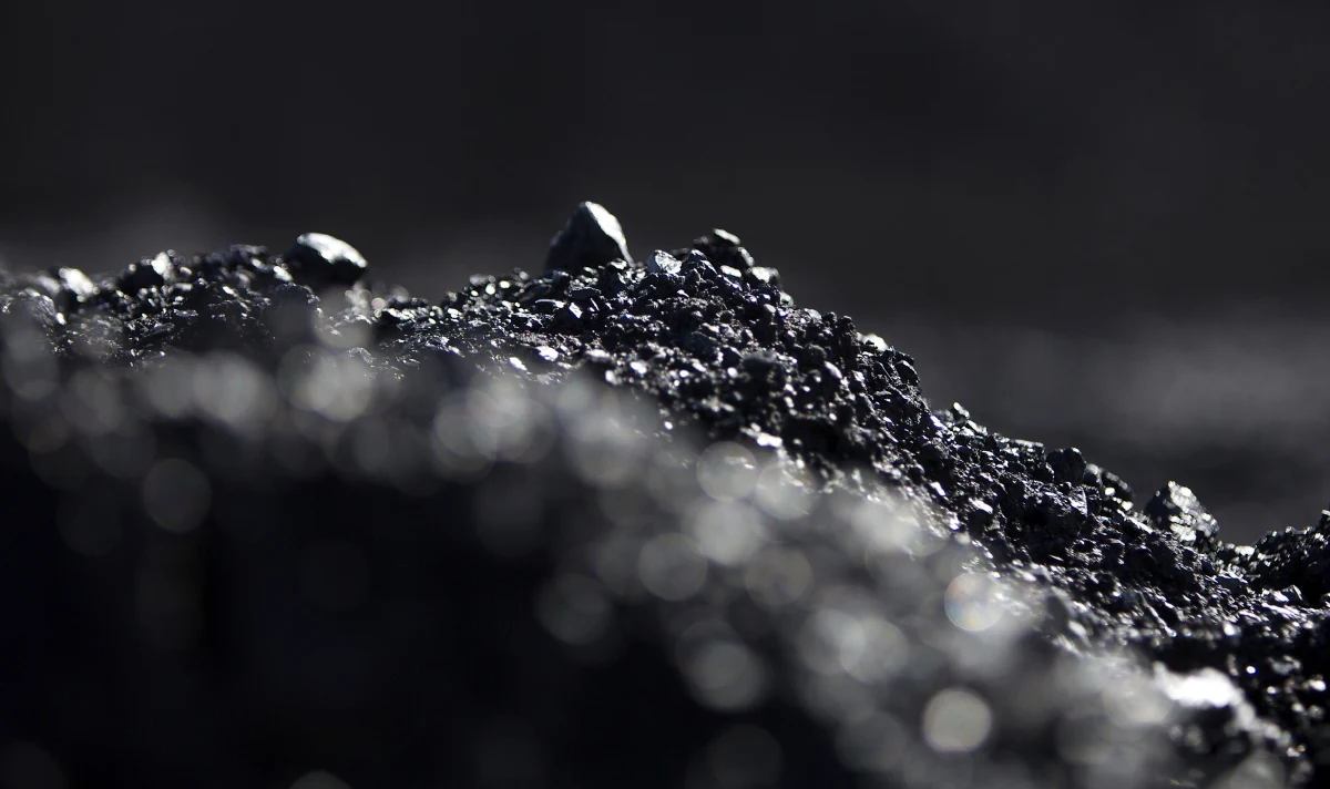 Sejm odrzucił poprawki Senatu do ustawy, która ustala maksymalną cenę jednej tony węgla dla odbiorców indywidualnych, wspólnot i spółdzielni mieszkaniowych na poziomie 996,60 zł. Teraz ustawa trafi do podpisu prezydenta. 