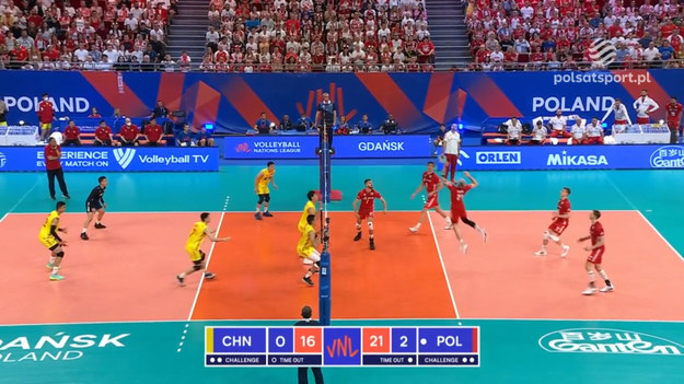 Skrót meczu Ligi Narodów siatkarzy 2022 Polska – Chiny 3:0 (26:24, 25:16, 25:18). Turniej w Gdańsku.