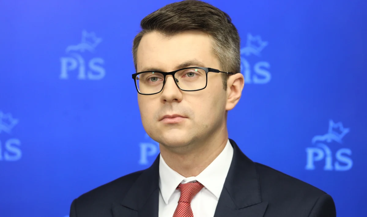 Na razie warianty obostrzeń związanych z Covid-19 nie są dyskutowane. Natomiast dyskutujemy przede wszystkim o infrastrukturze medycznej, bo na to możemy mieć wpływ dużo wcześniej - powiedział w czwartek rzecznik rządu Piotr Müller. Wyraził nadzieję, że obostrzenia nie będą potrzebne.