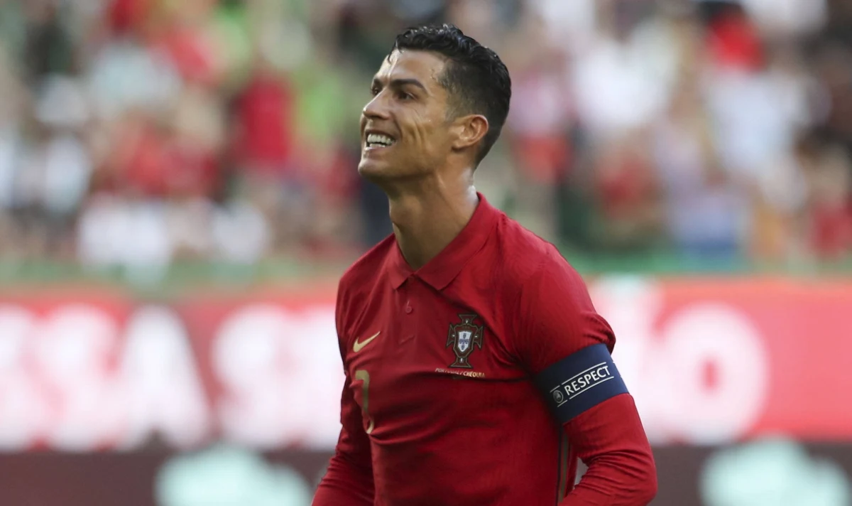 Słynny portugalski piłkarz Cristiano Ronaldo nie pojedzie z Manchesterem United na przedsezonowe mecze do Tajlandii i Australii. Według źródła w klubie 37-letni napastnik dostał czas na załatwienie spraw rodzinnych.